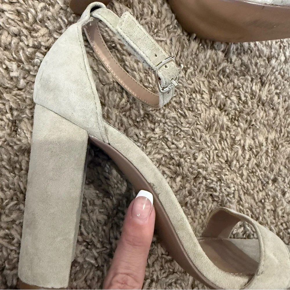 Steve Madden Carrson Sandals / Block Heels Size 7 in Grey/Taupe Suede Leather